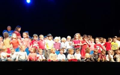 Chaque année, les enfants participent au grand spectacle de Noël de l’école. Cette dernière édition était sur le thème de la métamorphose, une belle réussite.